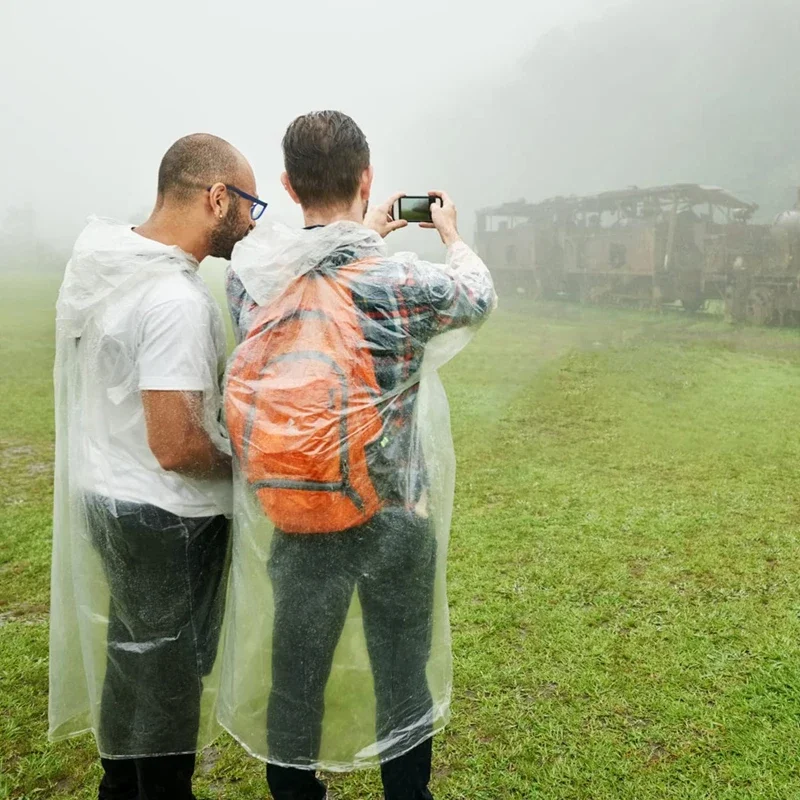 大人用の使い捨て防水レインコート,屋外ハイキング,山の旅,透 - Emergency Poncho Rain のレビューと価格